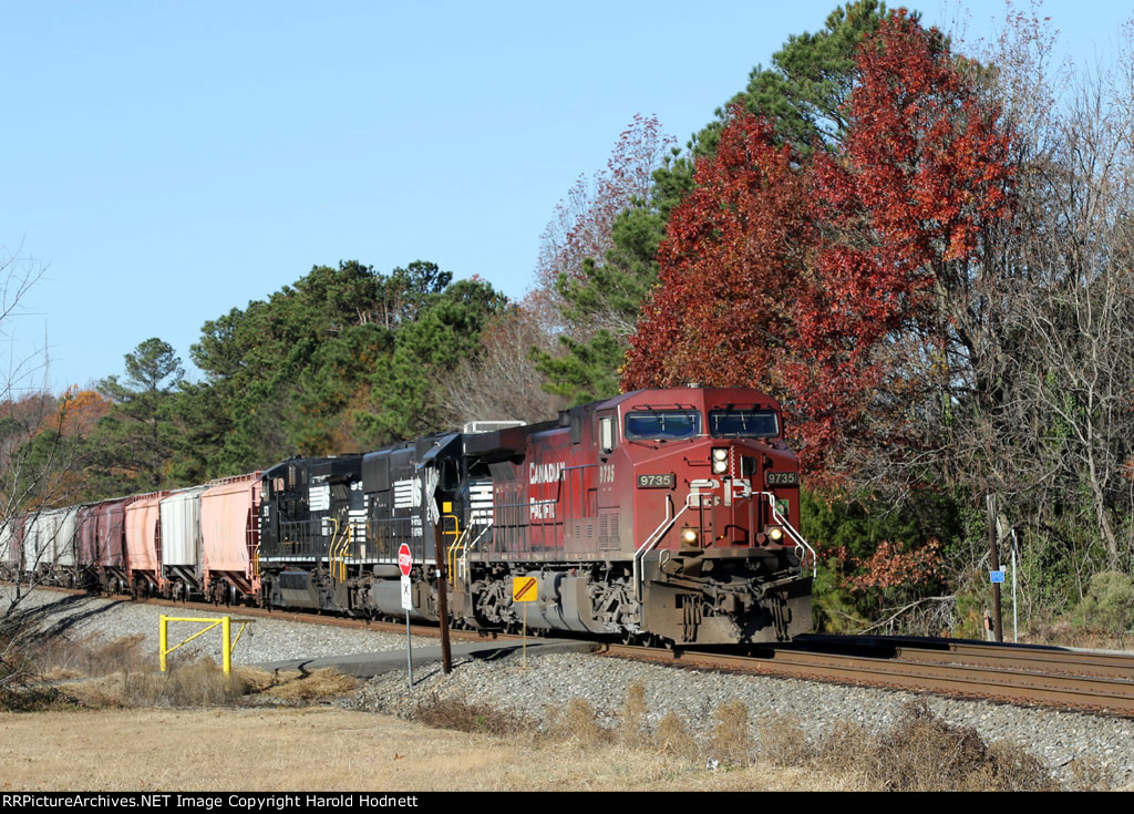 CP 9735 leads NS train 61U